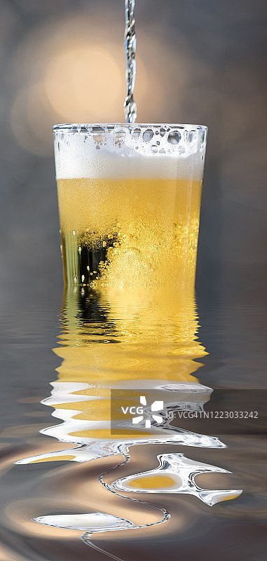 灌满一杯啤酒，溢出水面，倒映在水面上。图片素材