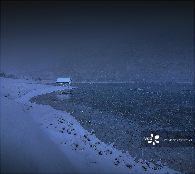 挪威特罗姆斯北极圈的斯科格斯峡湾冬季的灯光，喜怒无常，引人注目图片素材