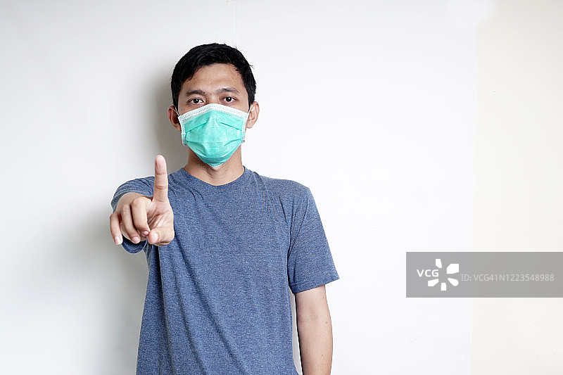 亚洲男子戴口罩预防冠状病毒感染图片素材