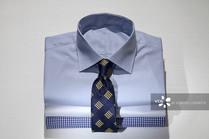 折叠的男士衬衫和领带图片素材