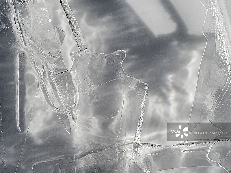 完整的框架结构形成了一块破裂的冰。图片素材
