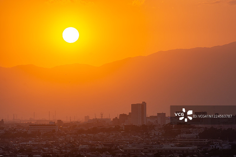 夕阳照在日本神奈川县的住宅区图片素材