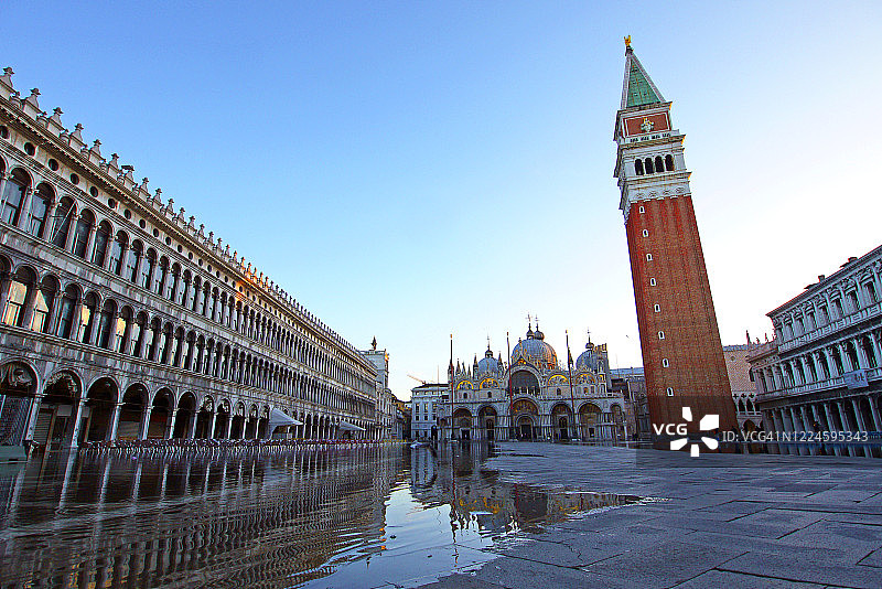 威尼斯的圣马可广场部分被洪水淹没图片素材