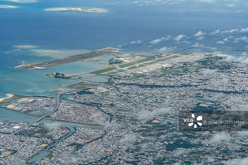 从飞机上俯瞰日本冲绳县东海和那霸机场图片素材