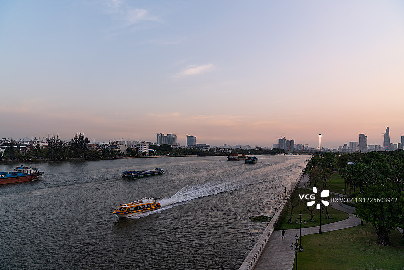 赛贡河上的日落图片素材