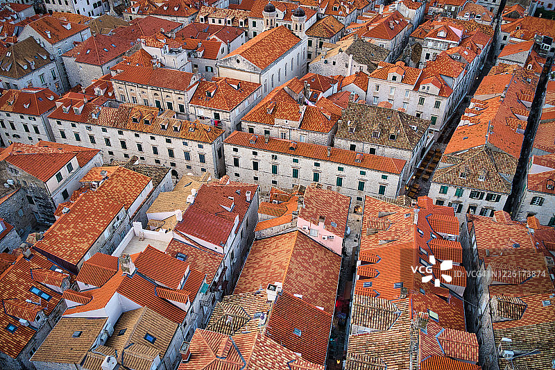 无人机俯瞰著名的欧洲旅游目的地克罗地亚杜布罗夫尼克老城，无人机俯瞰古老的城堡和标志性的克罗地亚房屋屋顶图片素材