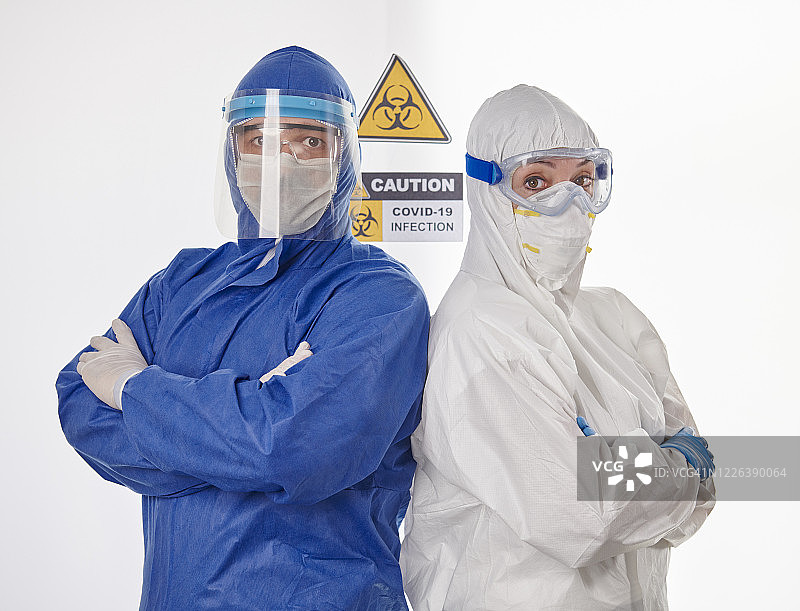 医护人员在冠状病毒新冠肺炎疫情期间穿着高防护服图片素材