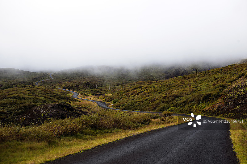 冰岛Thingvellir国家公园的蜿蜒道路图片素材