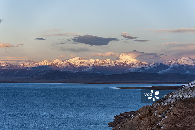 中国西藏的雪山和羊卓克雍措湖图片素材