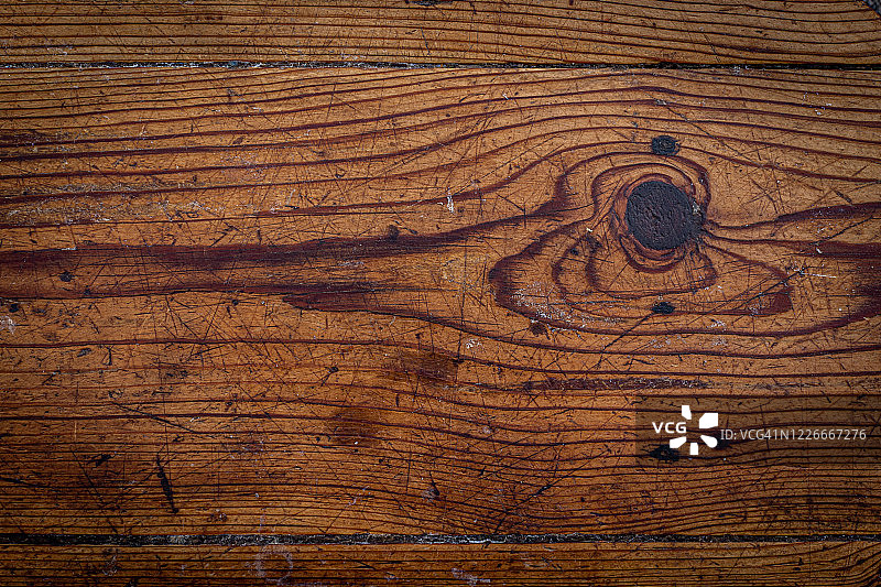 头顶上的旧棕色木制桌子图片素材