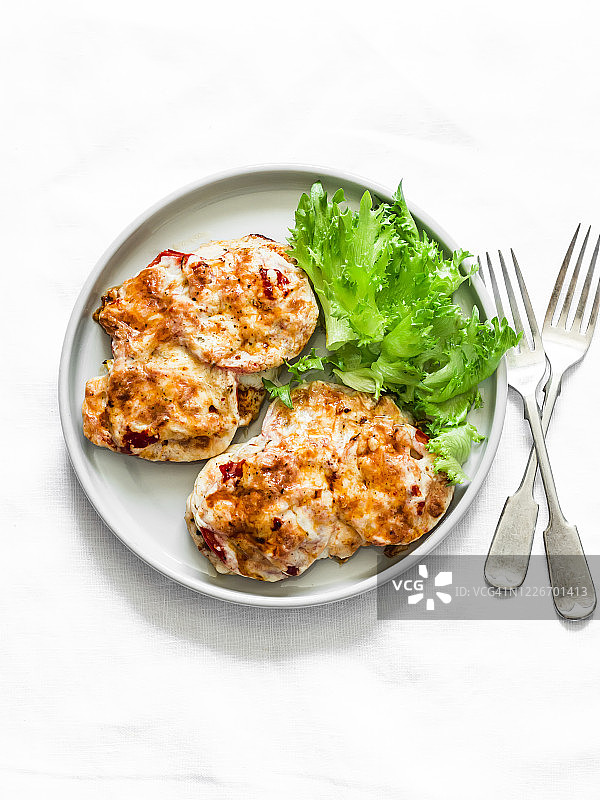 烤鸡排配西红柿，蘑菇和马苏里拉奶酪在一个轻的背景，俯视图。美味健康的午餐图片素材