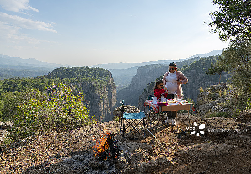 一家人在土耳其安塔利亚塔孜峡谷的悬崖上享受图片素材