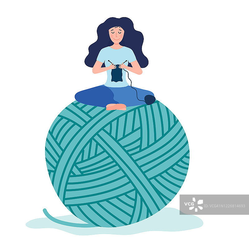 快乐的小创意女人编织和坐在巨大的纱线纠结。爱好课程或工作坊学习编织。手工艺的爱好的概念。平面向量插图图片素材