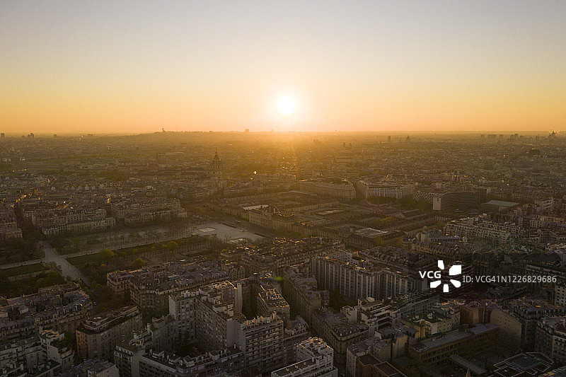 日出时，鸟瞰法国巴黎军事学院和荣军院图片素材
