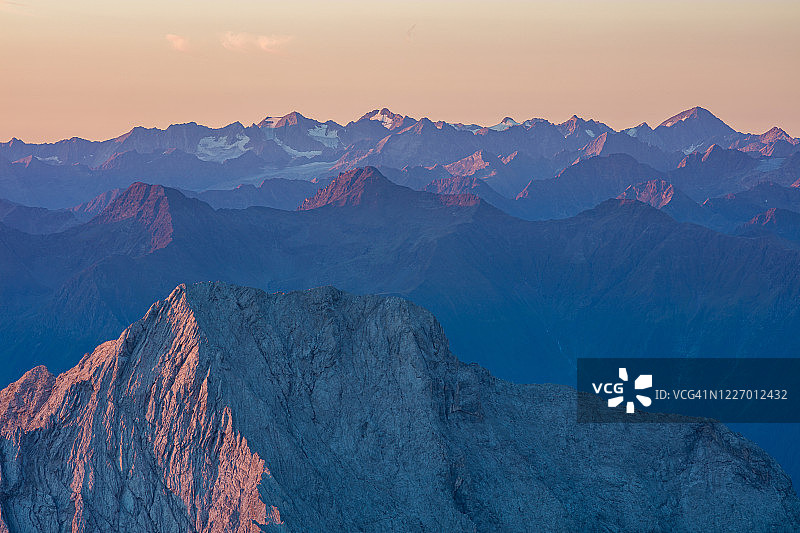 日出时看看德国楚峰附近的山脉图片素材
