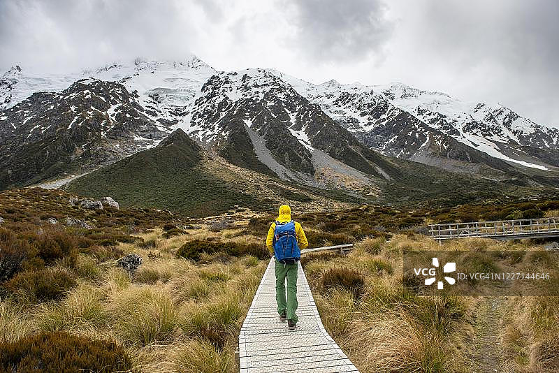 新西兰南岛坎特伯雷的胡克谷，南阿尔卑斯山，库克山国家公园的胡克谷徒步旅行者图片素材
