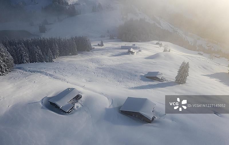 冬天的雪山小屋，Kaiser, Brixen im Thale，奥地利蒂罗尔图片素材