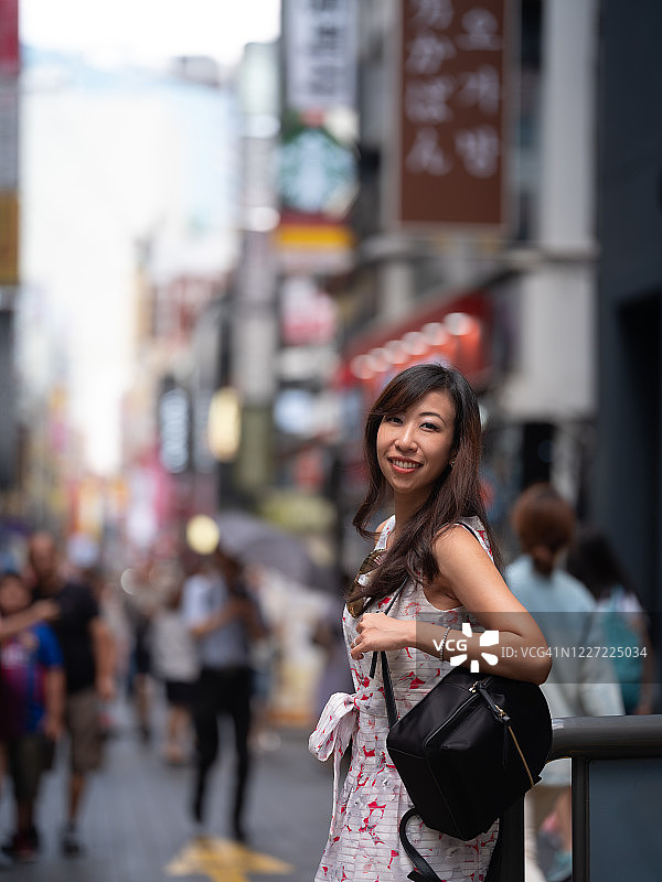 美丽的亚洲游客在明洞街，首尔，韩国图片素材