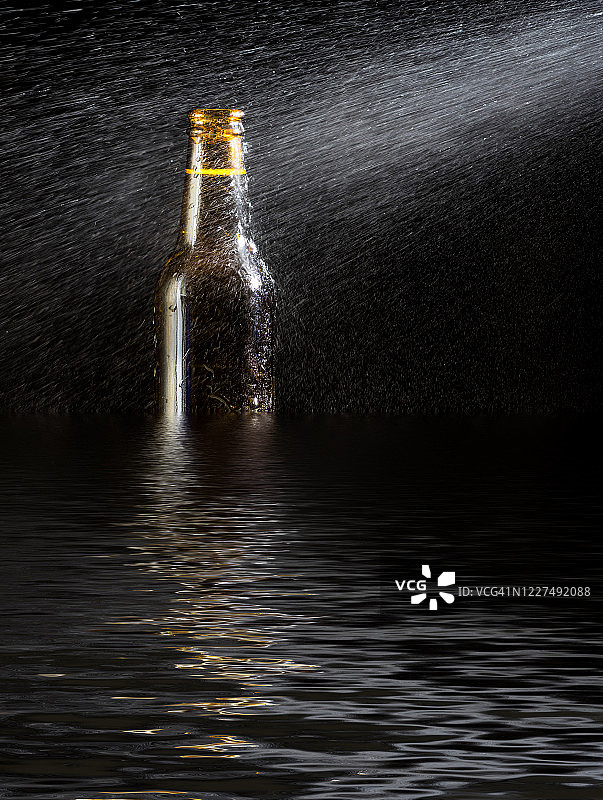 在黑色的背景上，啤酒瓶倒映在水面上。图片素材