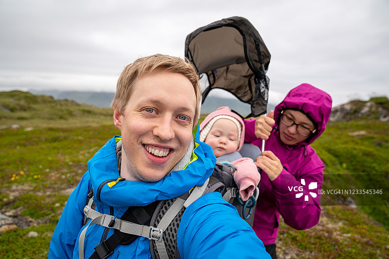 挪威吉姆斯øy的一个冒险家庭在山上徒步旅行图片素材