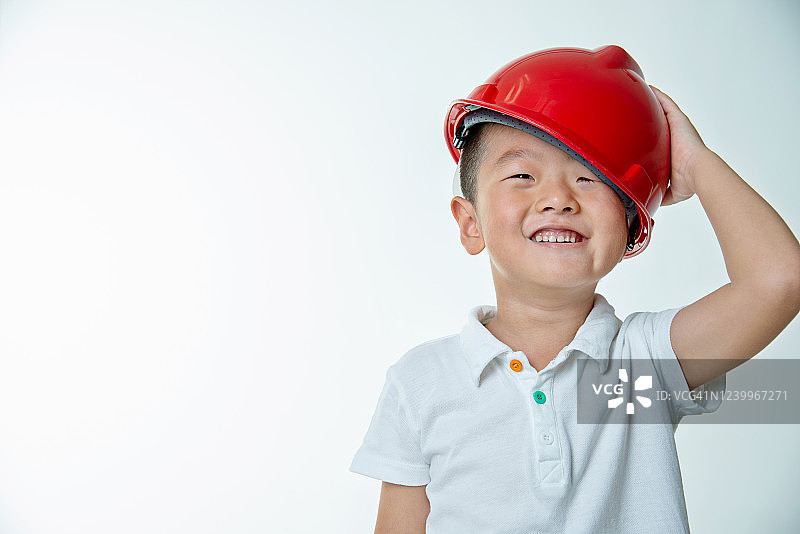 戴着防护帽的小男孩工程师，背景是白色图片素材