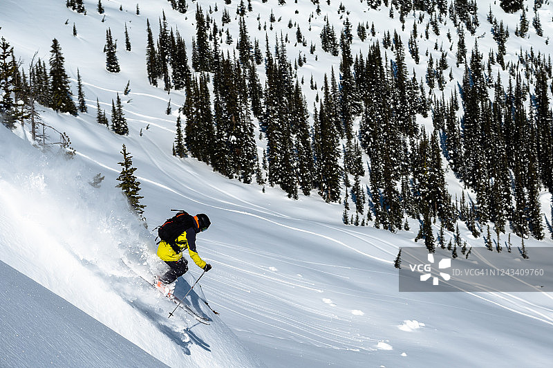 在山上滑雪的人图片素材