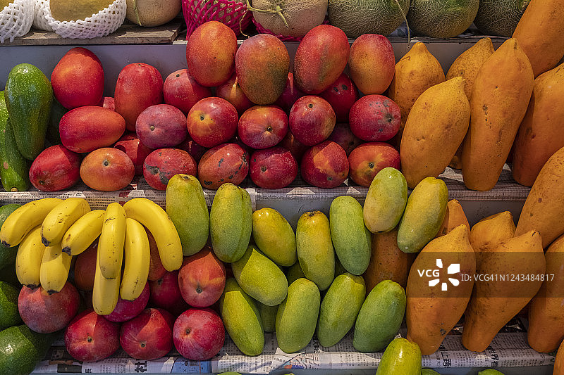 市场摊位上装着的新鲜水果图片素材