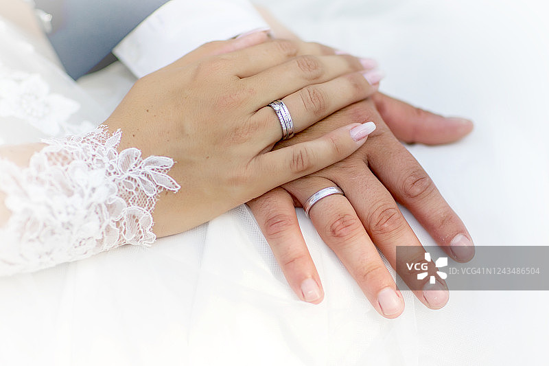 婚礼花束上的手和戒指图片素材