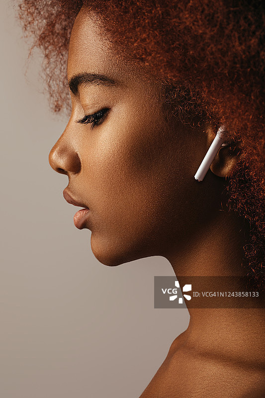 戴耳环的漂亮黑人女孩图片素材