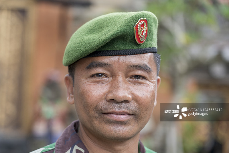 一名印尼军官在印尼巴厘岛乌布市的街道上的肖像图片素材