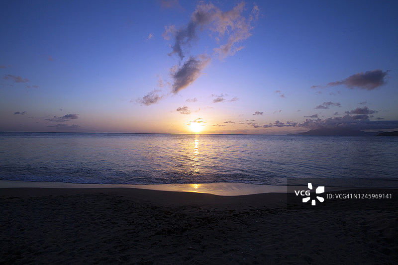 日落横跨大海和沙滩图片素材