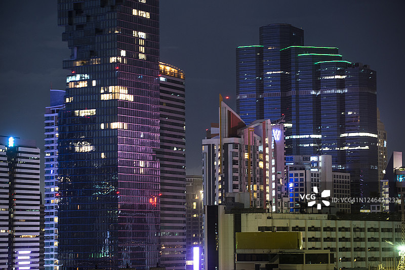 接近曼谷摩天大楼周围的Silom CBD地区在晚上图片素材