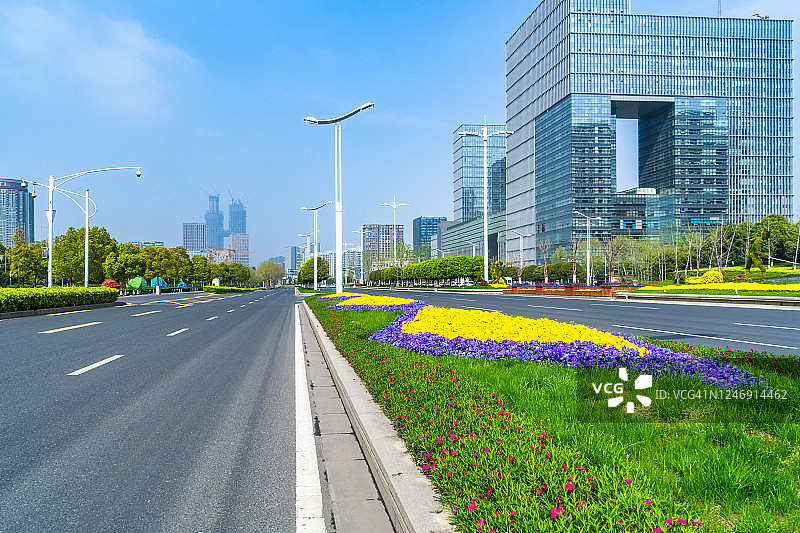 城市道路穿过北京的现代化建筑图片素材