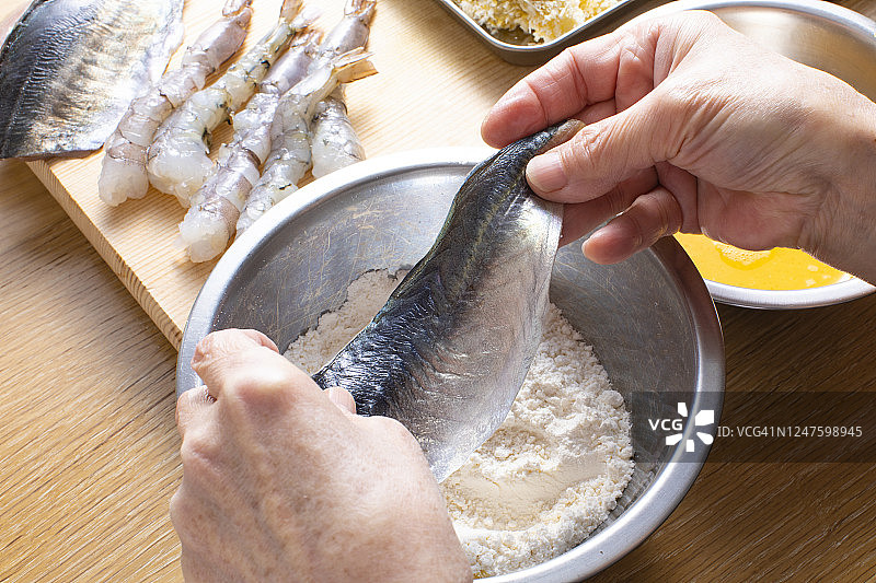 日式家常菜食谱，炸马鲛鱼和炸虾。在表面加入面粉图片素材
