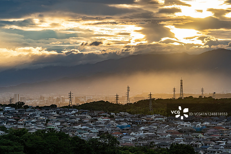 日本神奈川县海边住宅区的夕阳图片素材