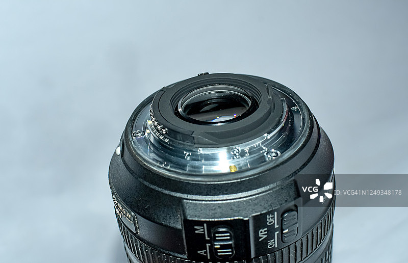 DSLR镜头安装特写18-140mm。图片素材