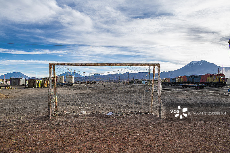 智利和玻利维亚之间的边境城市奥拉格的足球进球图片素材