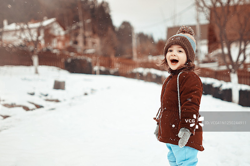 快乐和雪-冬天是一年中最美妙的时间!图片素材