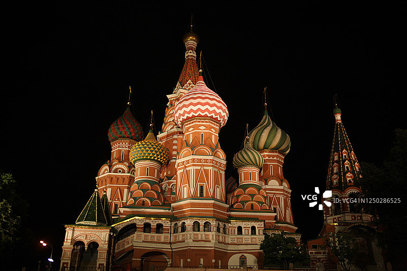 晚上，莫斯科瓦西里大教堂灯火通明图片素材