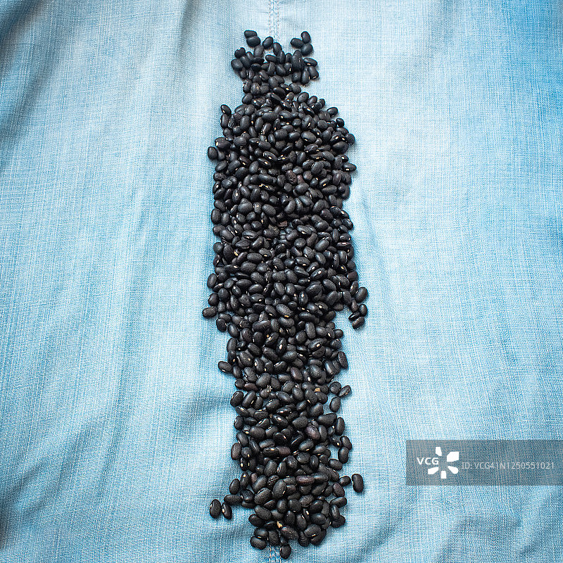 生干黑豆在浅蓝色的背景图片素材