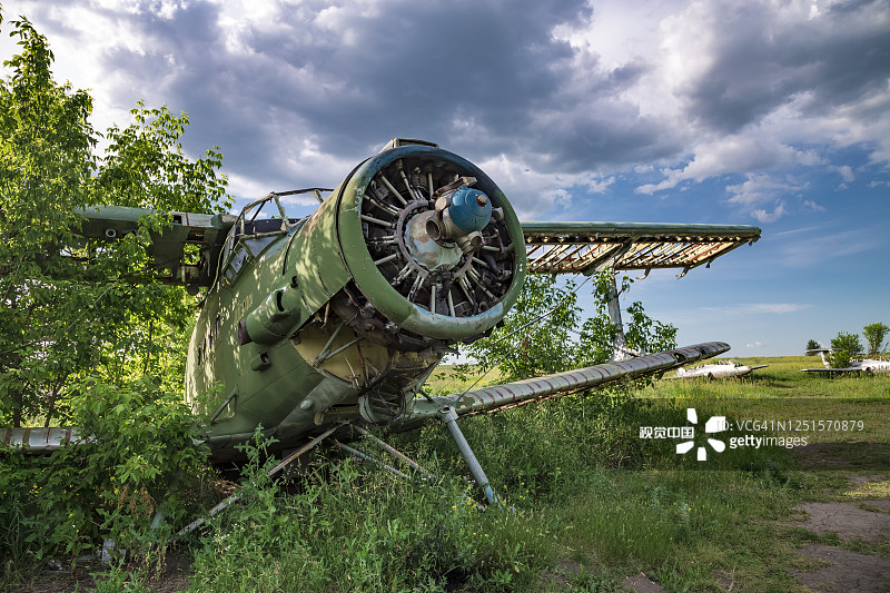 旧飞机Antonov An-2在乌克兰哈尔科夫地区Vovchansk废弃的空军基地飞机墓地。图片素材