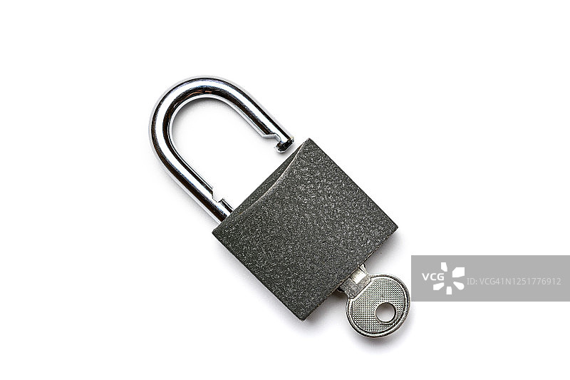 关键的孤立。白色背景上的金属锁垫或挂锁。隐私安全的概念。图片素材