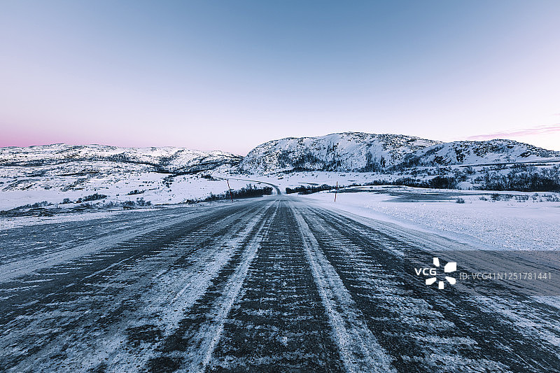 挪威勒贝斯比冬天结冰的小路图片素材