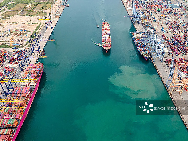 一个风景的船厂移动在海滨与起重机运输集装箱从克拉戈船。图片素材