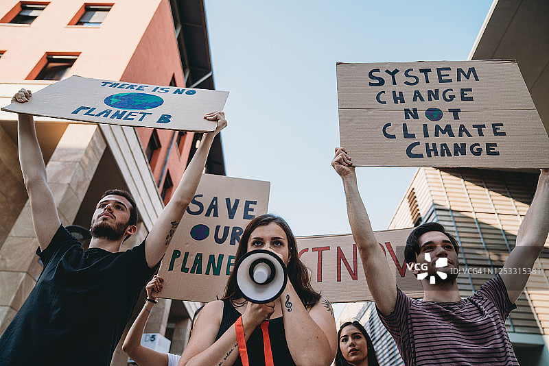 一群人参加反对全球变暖的抗议活动图片素材