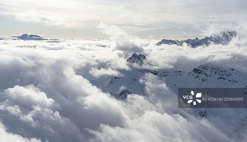 波多伊隘口被云覆盖，鸟瞰图，白云石，意大利图片素材
