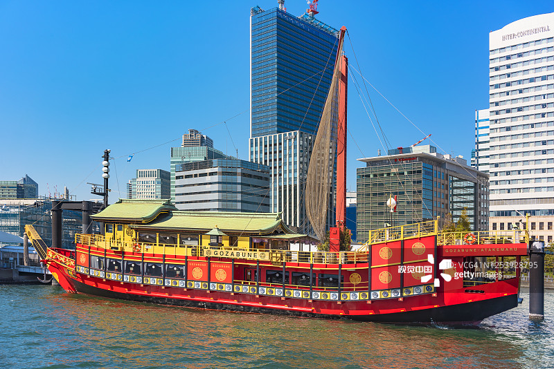 Gozabune帆船复制品餐厅停泊在日出码头东京湾。图片素材