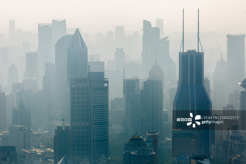 上海的摩天大楼被雾霾笼罩，黑白相间图片素材
