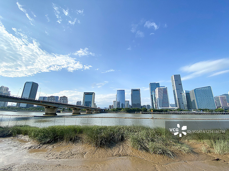河岸上的现代城市天际图片素材