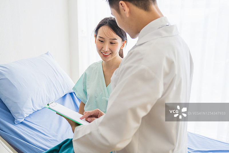 医生在医院照顾年轻亚裔女性残疾患者的健康和支持理念图片素材